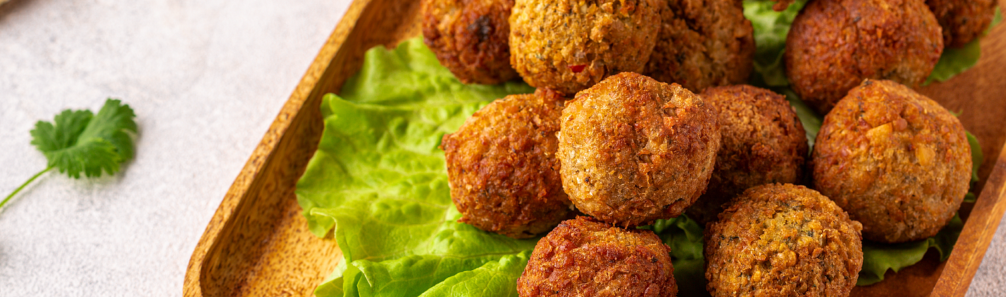 Ρεβιθοκεφτέδες με σάλτσα ταχινιού