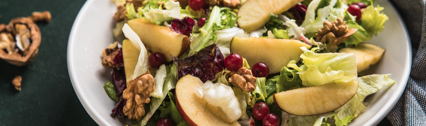Λαχταριστή σαλάτα Waldorf με μήλα και καρύδια