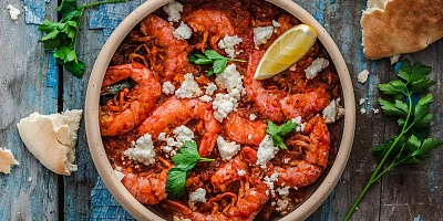 Γαρίδες σαγανάκι με τομάτα, φέτα και ούζο