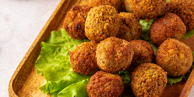 Ρεβιθοκεφτέδες με σάλτσα ταχινιού