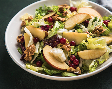 Λαχταριστή σαλάτα Waldorf με μήλα και καρύδια image